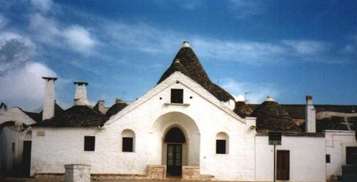 Fronte del trullo sovrano.