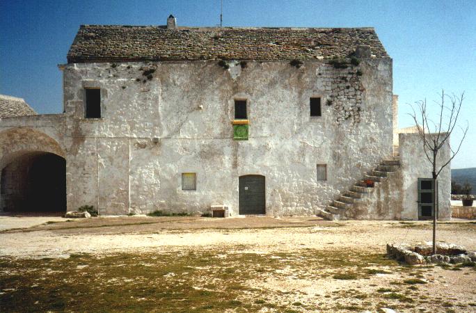 Veduta frontale della masseria